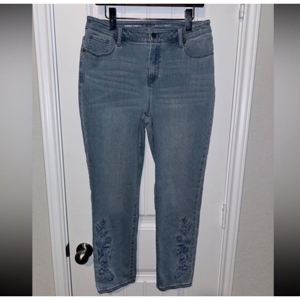 Chico's girlfriend embroidered jeans light wash stretchy fit size 8 - Picture 1 of 5